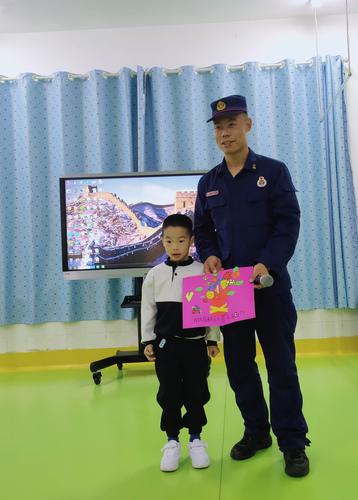 儿童画给消防员叔叔的贺卡 消防员叔叔贺卡