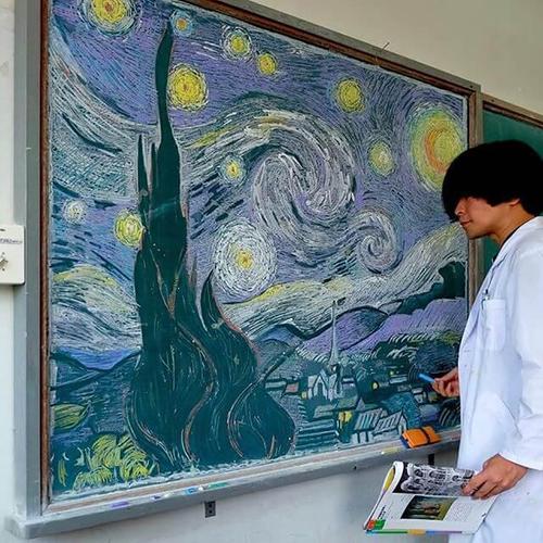 色粉笔画星空黑板报 粉笔黑板报图片素材