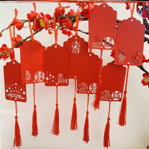 在大树上挂的贺卡 树上挂的贺卡
