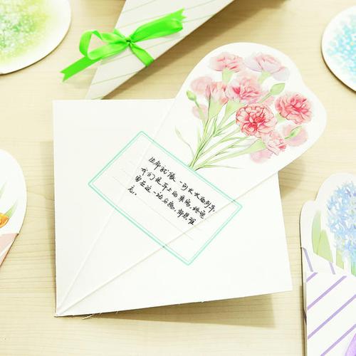 赠送鲜花和自制的贺卡 赠送鲜花贺卡